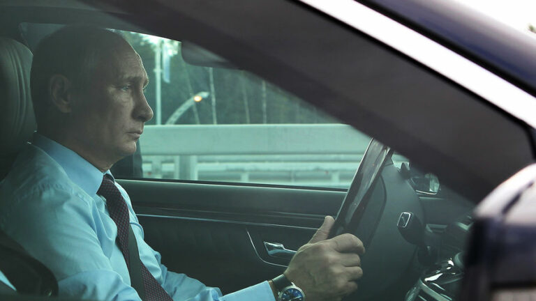 Подробнее о статье Путин поздравил водителей автомобилей и общественного транспорта